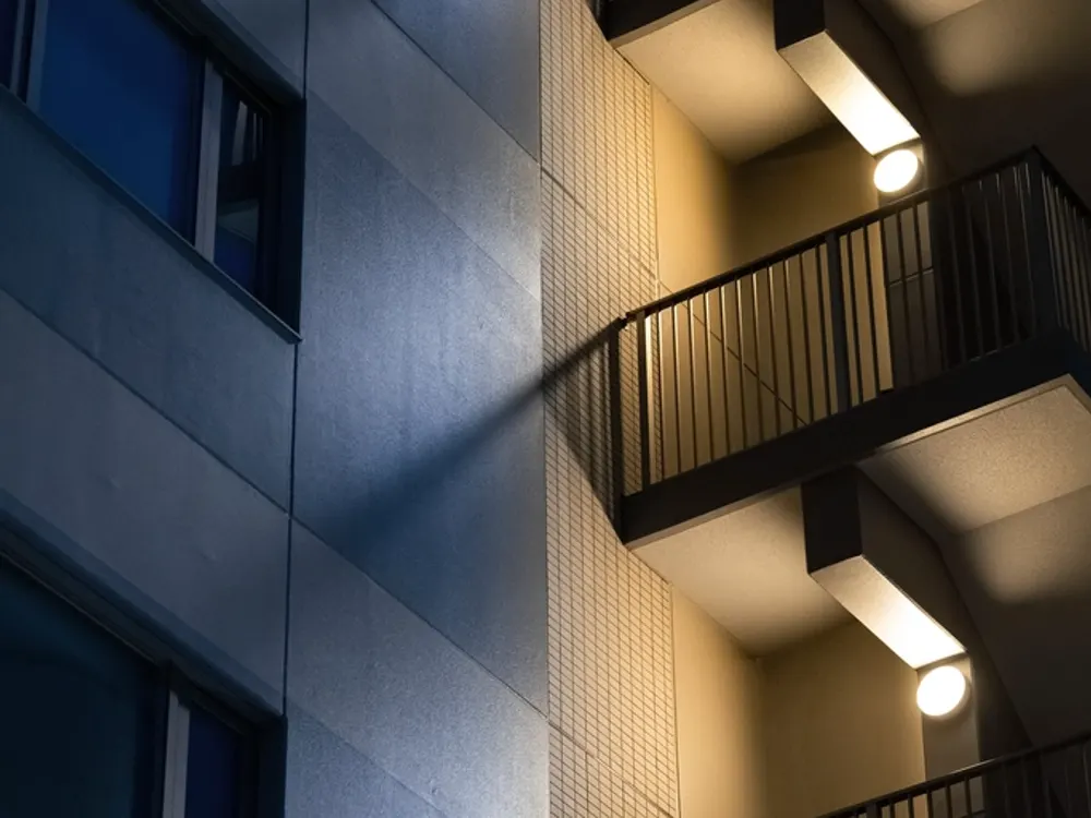 Escalera y zonas comunes de una comunidad de vecinos en Barcelona limpias y cuidadas