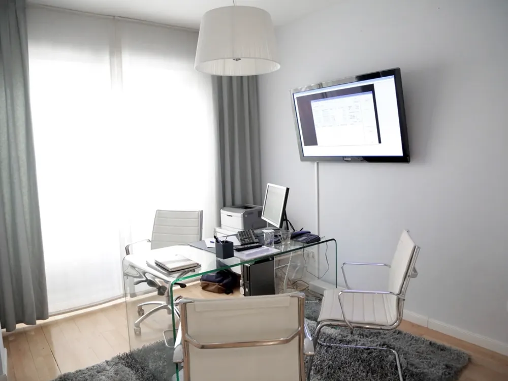 Profesional de la limpieza dejando un hogar de Barcelona impecable