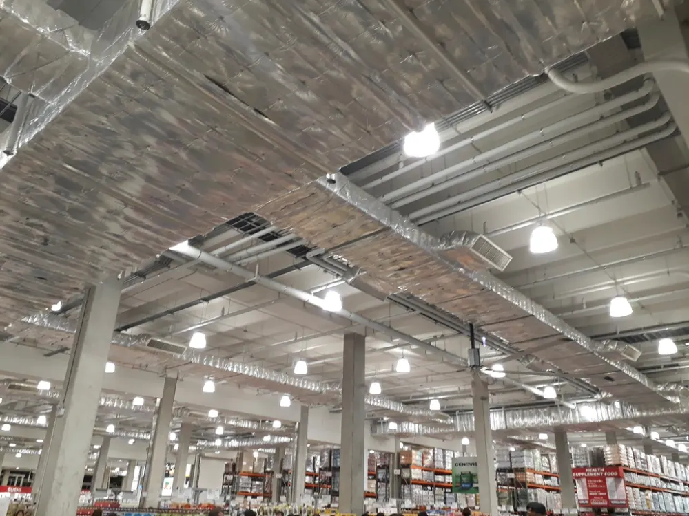 Nave industrial en el área metropolitana de Barcelona con pavimento limpio