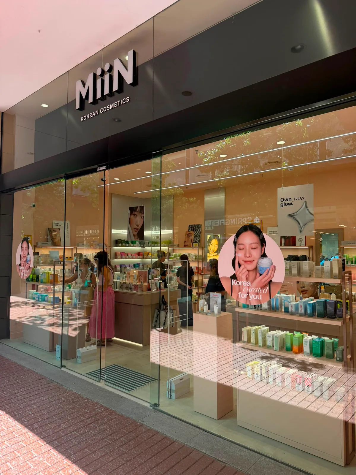 Fachada acristalada de una tienda de cosmética en Barcelona