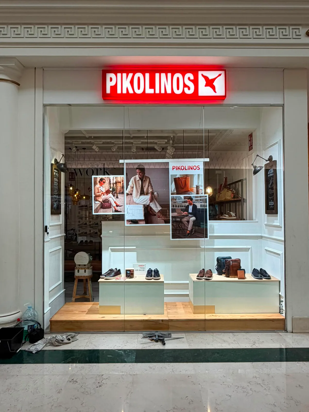 Escaparate de una tienda de calzado en un centro comercial de Barcelona
